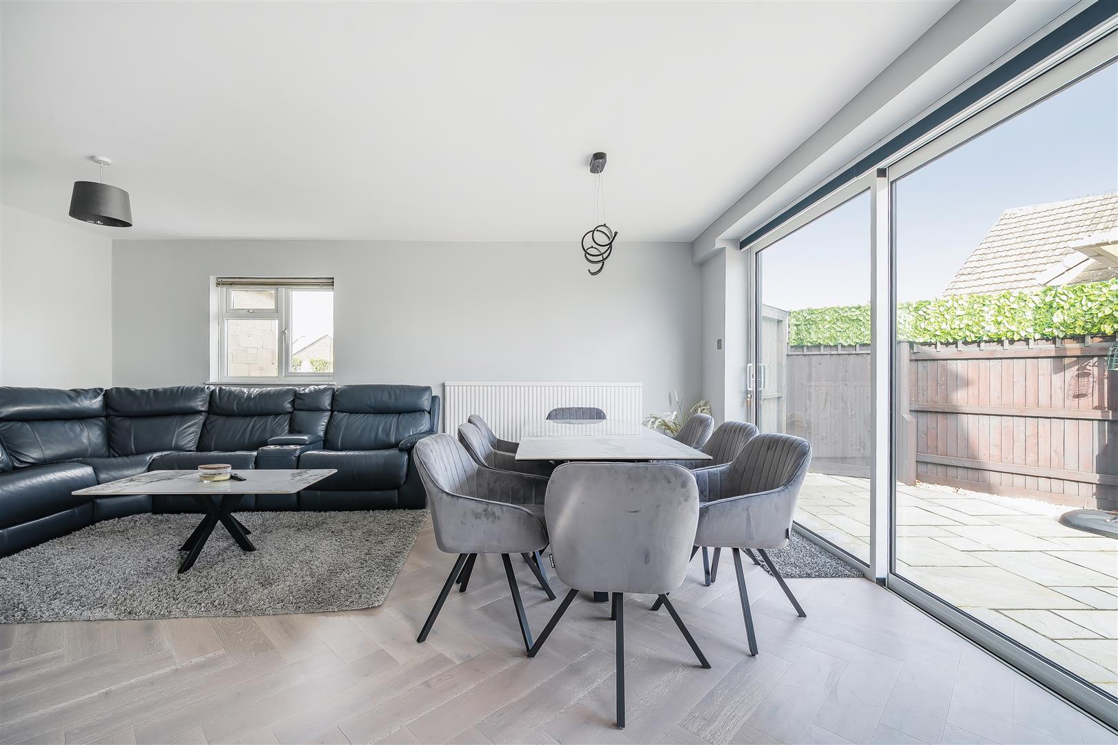 Lounge/Dining Area